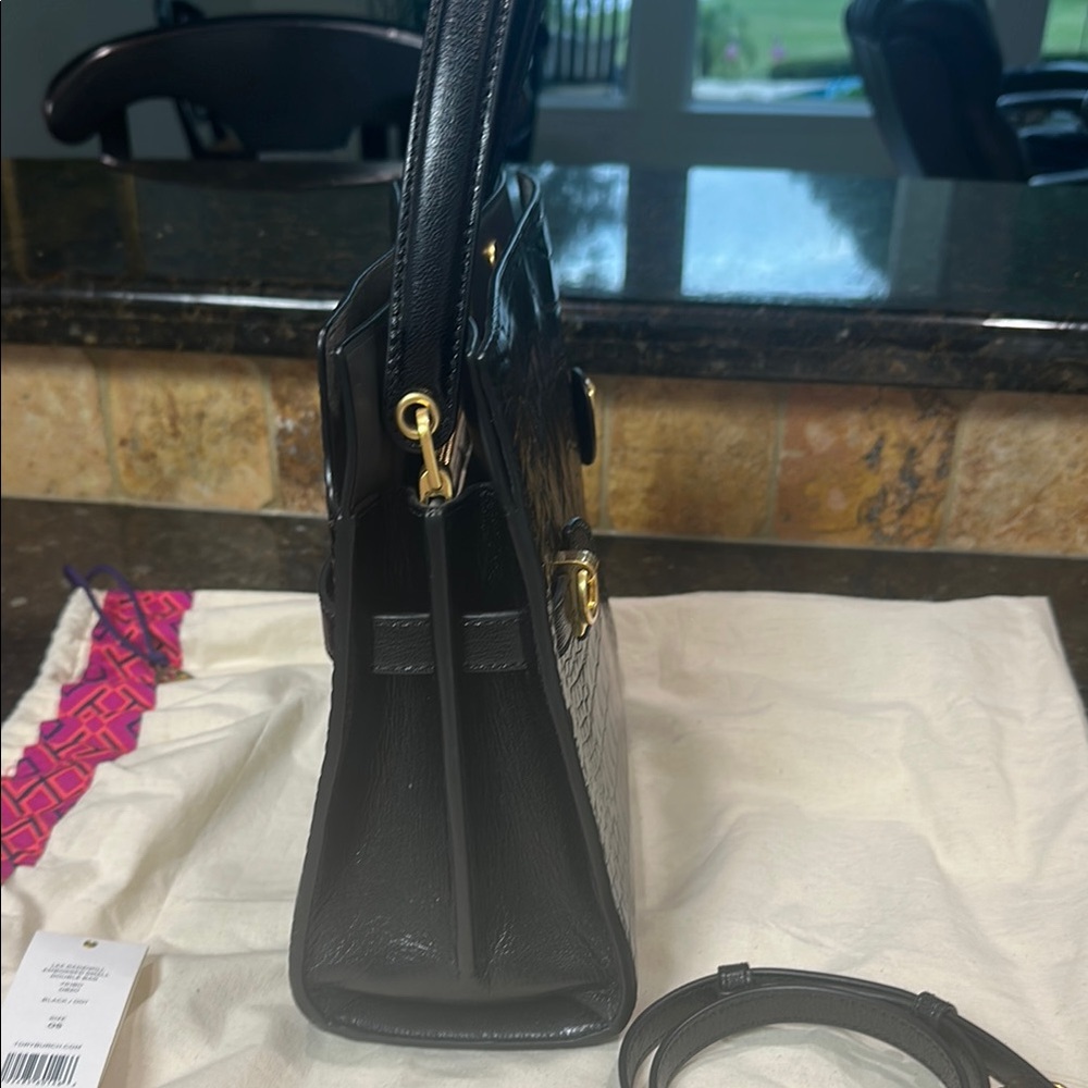 Tory Burch Black Crocodile Texture Shoulder Bag
Lee RADZIWILL - Picture 5 of 6